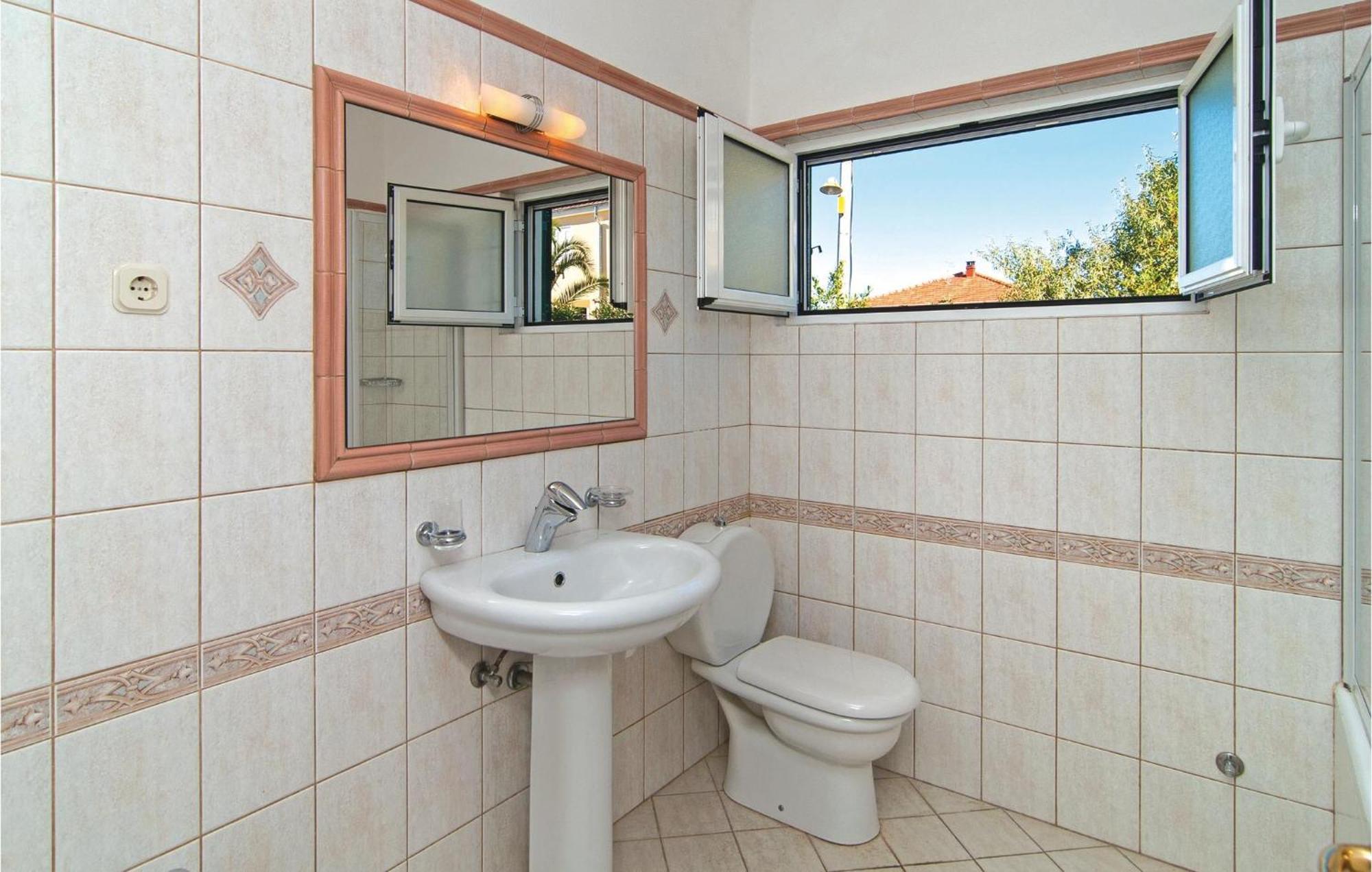 3 Bedroom Cozy Home In Supetar Kültér fotó