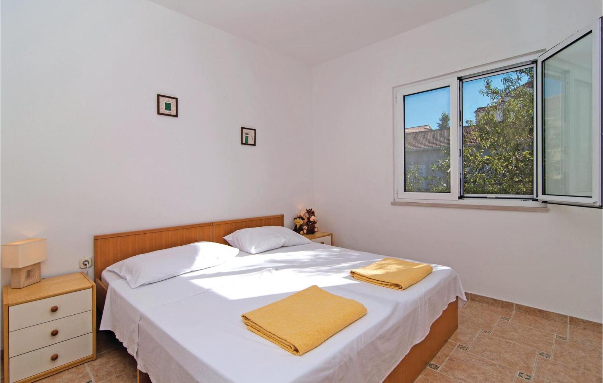 3 Bedroom Cozy Home In Supetar Kültér fotó